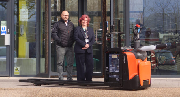 Lisa Bingley and Craig Line with the hydrogen-powered Toyota Levio LPE 220 powered pallet truck-2